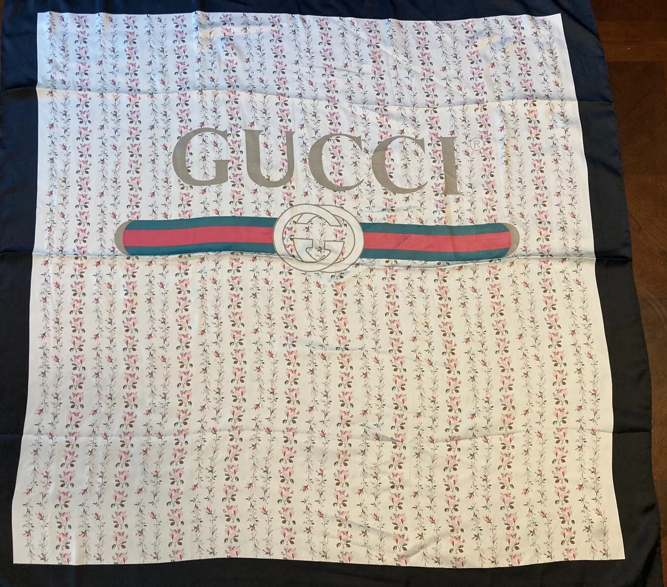 Écharpe en soie vintage Gucci neuf avec étiquettes Florence 1921 bord noir rose roses signature logo