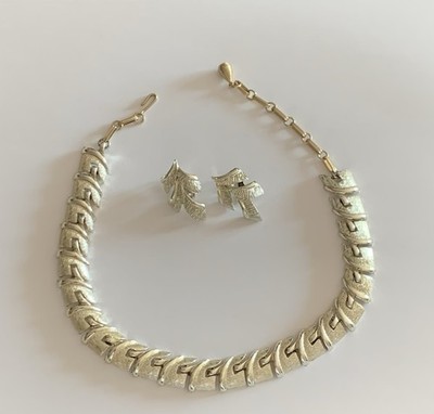 Vtg CORO Pegasus Gold ton Necklace & Clip On Earrings Set