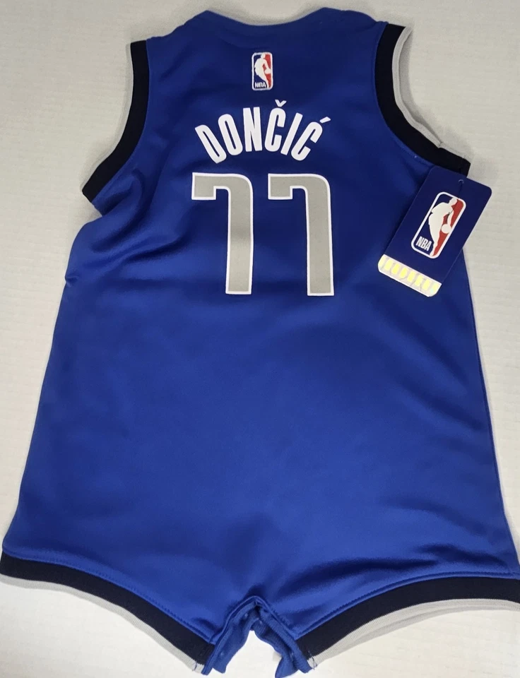 Dallas Mavericks NBA Niño 24 Meses Onsie #77 Doncic Foto 2 de 2