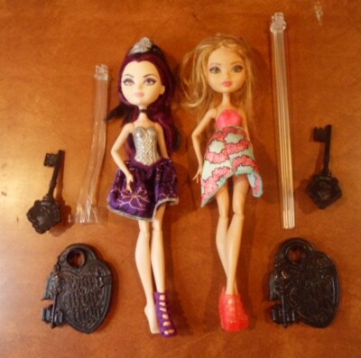 Monster High - Lot of 2 characters (blonde + purple hair) w/ stands and brushes
