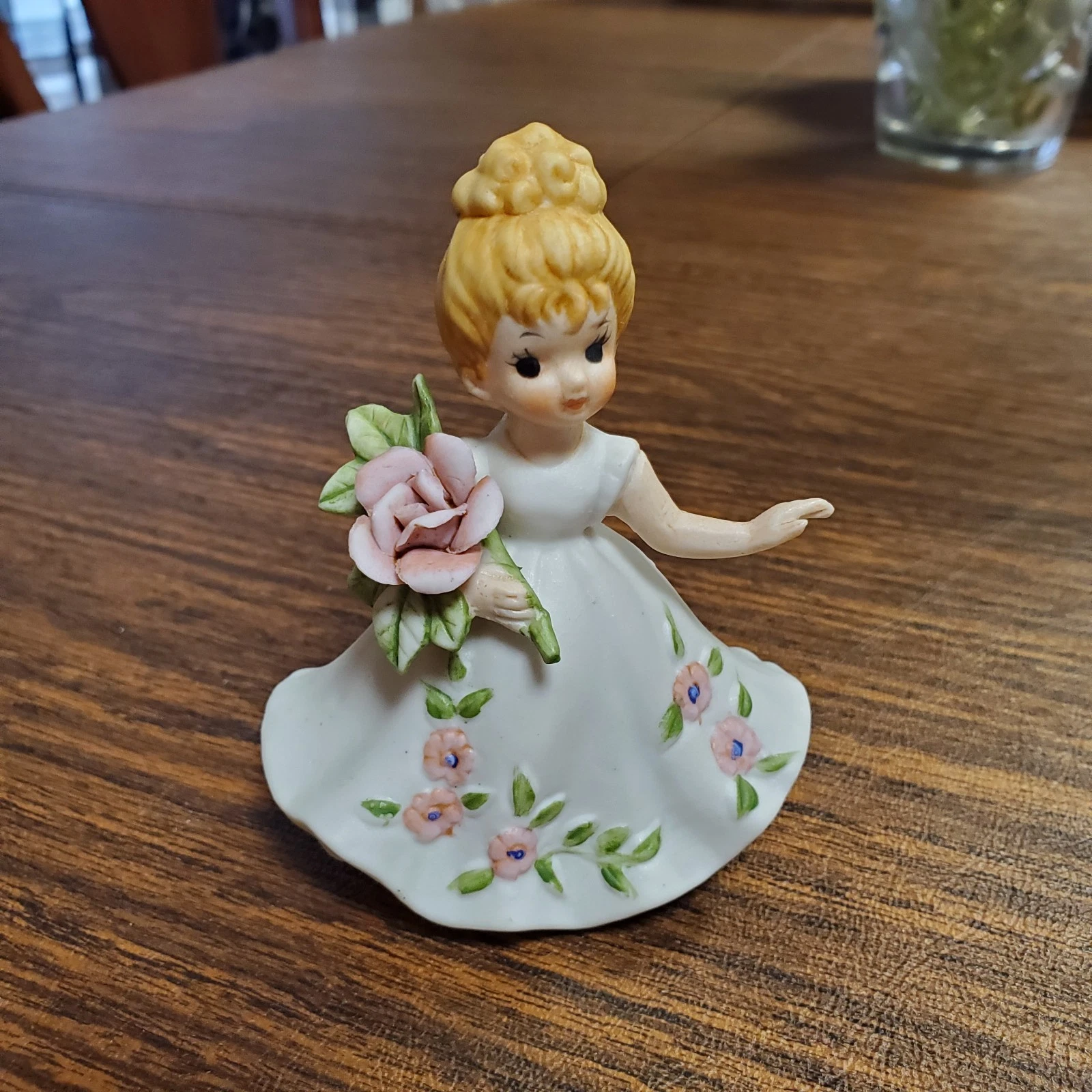 OFF WHITE Bambina vintage in ceramica con grande fiore vestito bianco sporco con fiori rosa 4"