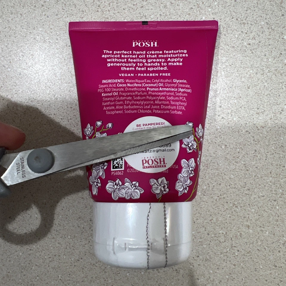 Crema de manos Perfectly Posh ¿Me estás orquidando? Bayas de orquídea selladas con sal Foto 3 de 4