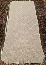 Tenda color beige, lavorata a mano all'uncinetto. Lavorazione a filet