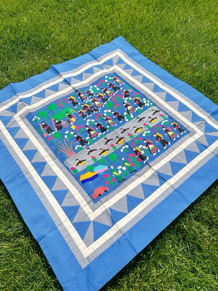 Стеганое одеяло Hmong Story 32 дюйма x 32 ручная вышивка деревенская фермерская жизнь настенный подвес - Изображение 3 из 4