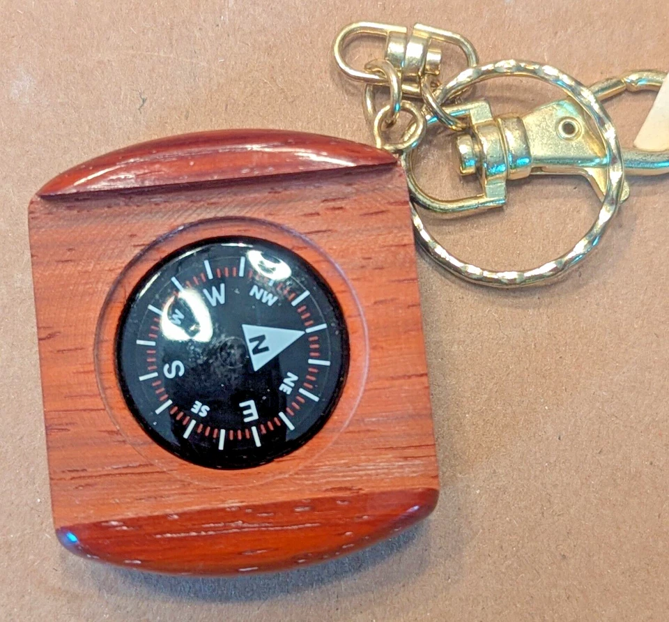 Brújula de bolsillo vintage con estuche de madera Hearthwood Creations con etiqueta XC4107 Foto 2 de 4