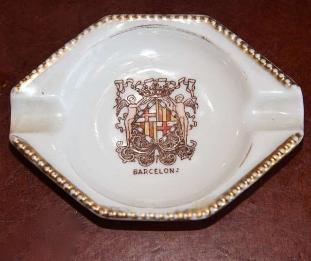 BARCELONA SPAIN ASH TRAY PORCELAIN PORCELAIN GOLD GILT BEADED RIM