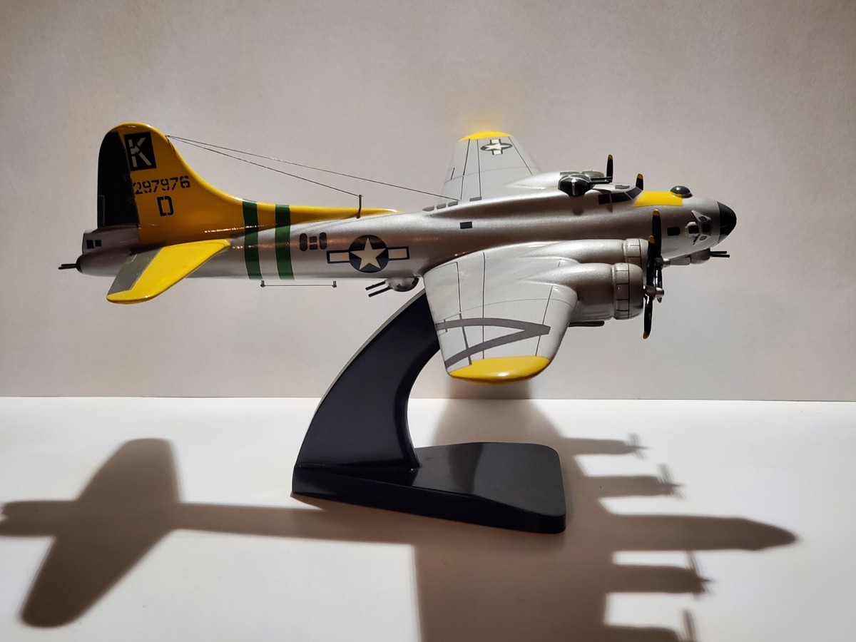 B-17G フライングフォートレス 'A Bit O' Lace' B-17G 
