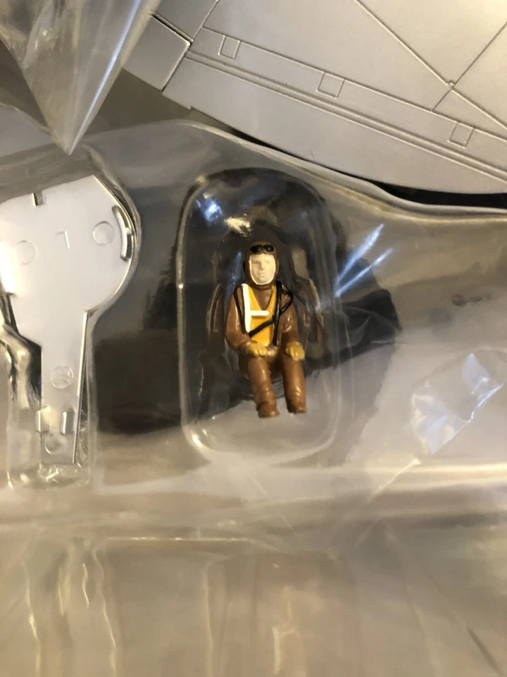 Hobby Master 1:48 P-47D Thunderbolt “Silver Lady” 61st FS/56th FG 1944 HA8456 Foto 3 de 3