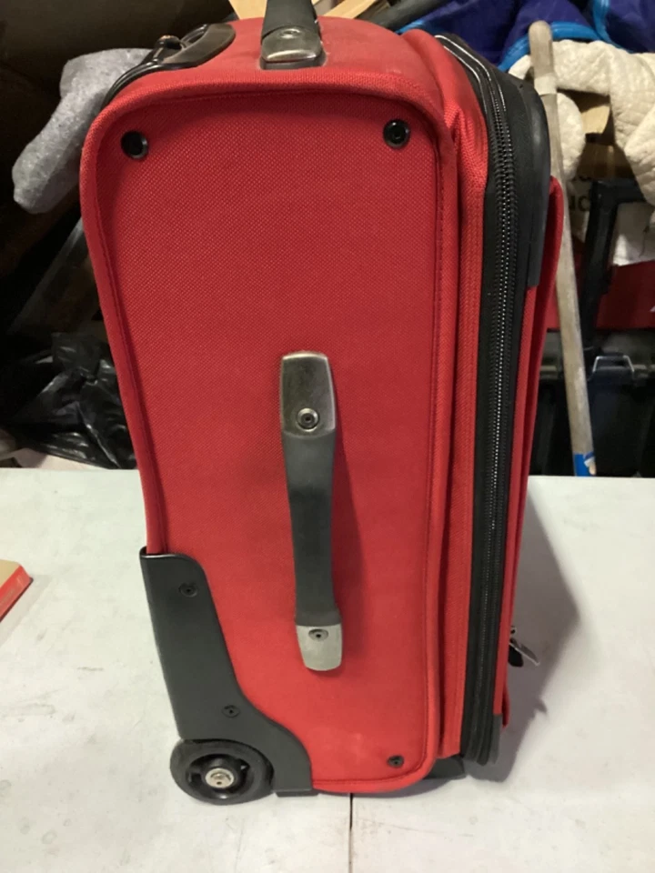 "Maleta de mano Victorinox 22"" vertical expandible con ruedas roja buen estado" Foto 3 de 4