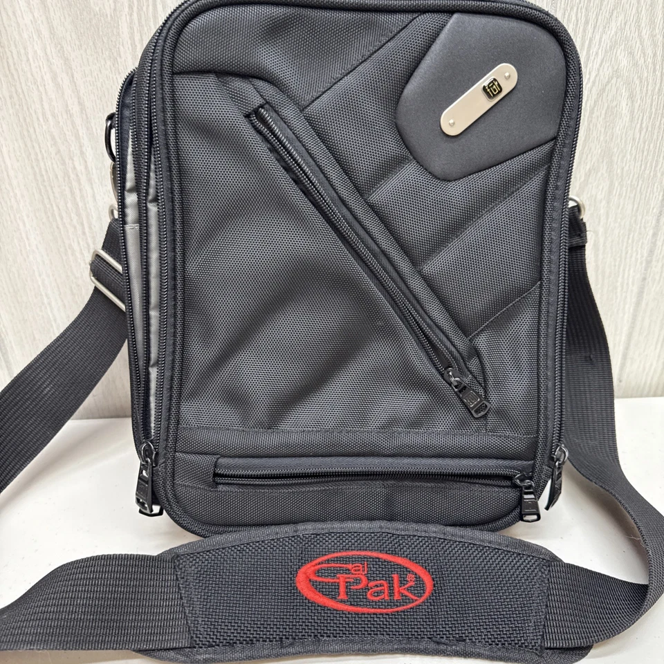 Ful Brand Accessory Messenger for iPad storage w/calpak strap - Image 4 of 4