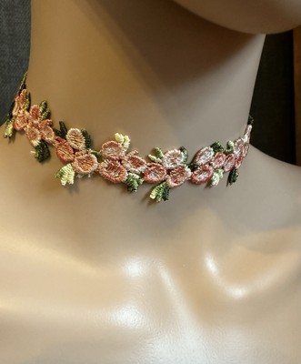 PORTOFREI handgefertigtes Halsband mit Blumenstickerei verstellbar Anhänger Boho Festival