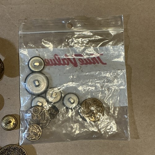 Group Of 100+ Vintage Pins And Buttons INV-AT24 - Picture 6 of 24