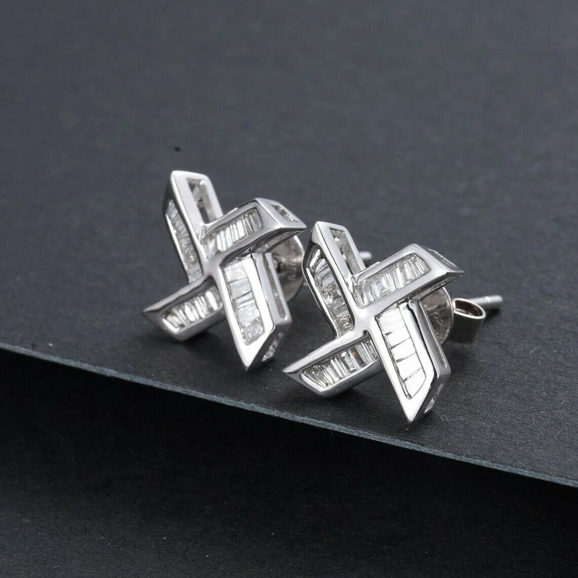 Pendientes finos con tachuelas de letras de cruz moderna ""X"" oro blanco de 14 K 2,9 quilates circonio cúbico