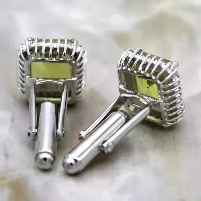 Gemelos de peridoto verde creados en laboratorio de corte esmeralda de 2 quilates enchapados en oro blanco de 14 quilates Foto 4 de 4