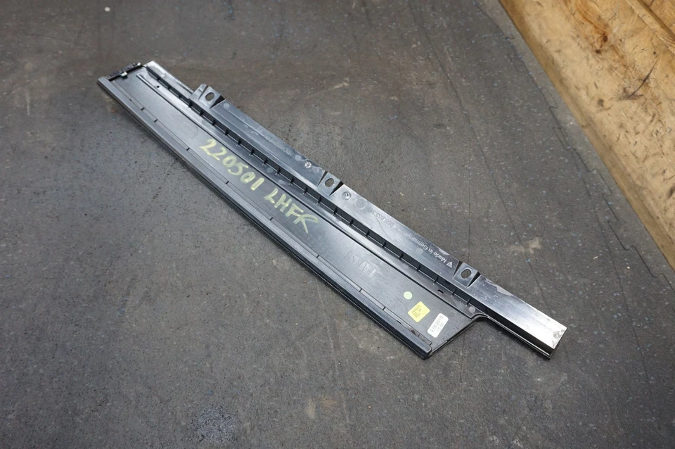 Panel de moldura exterior pilar B revelación OEM 95B853317 Porsche Macan 95B 2016 Foto 2 de 4