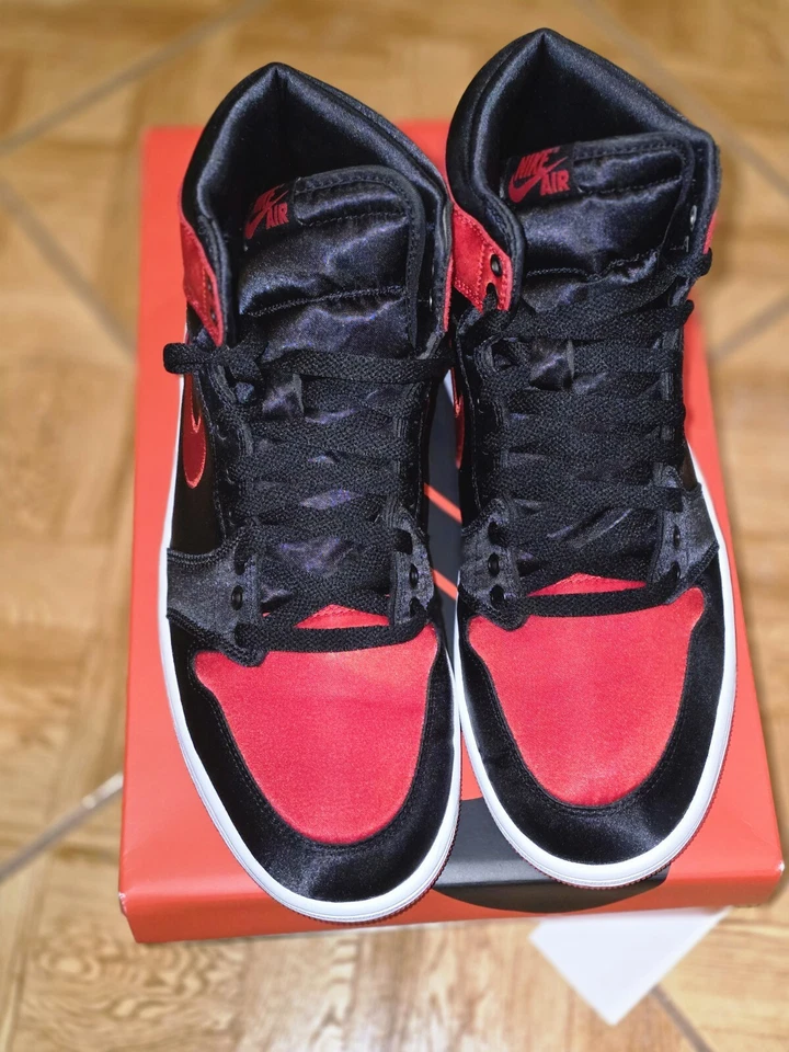 Air Jordan 1 Retro OG SE Alto Satinado Prohibido Foto 2 de 4