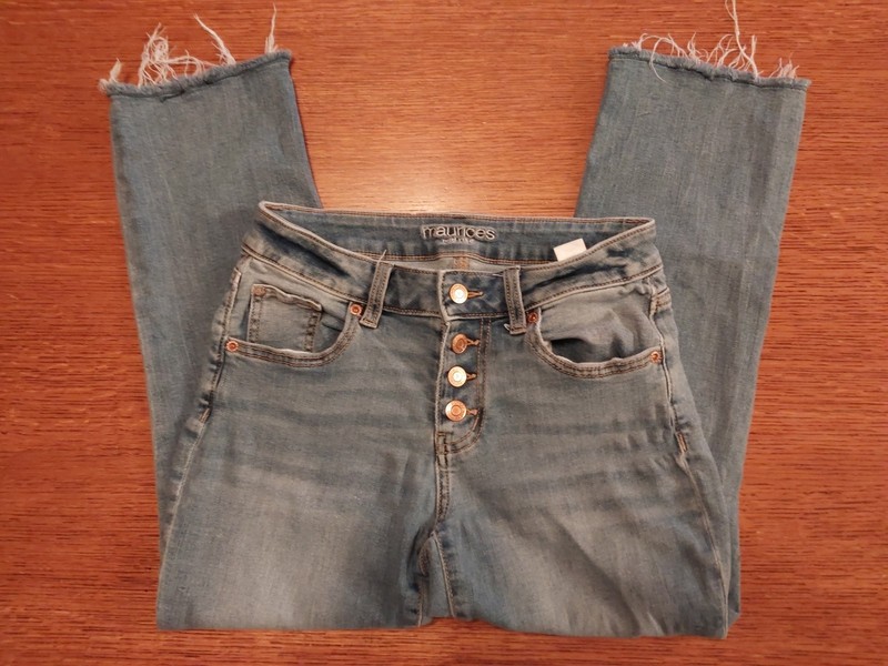 Maurices Women's Mid-Rise Straight Distressed Blue Denim Stretch Capris Size 2