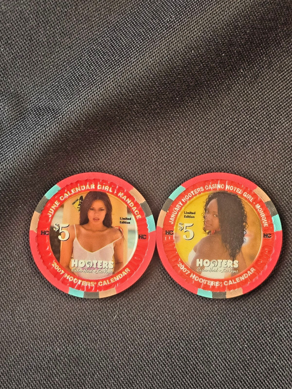 TWO HOOTERS CASINO LAS VEGAS NEVADA CASINO CHIPS  $5  NEW FREE SHIPPING C6