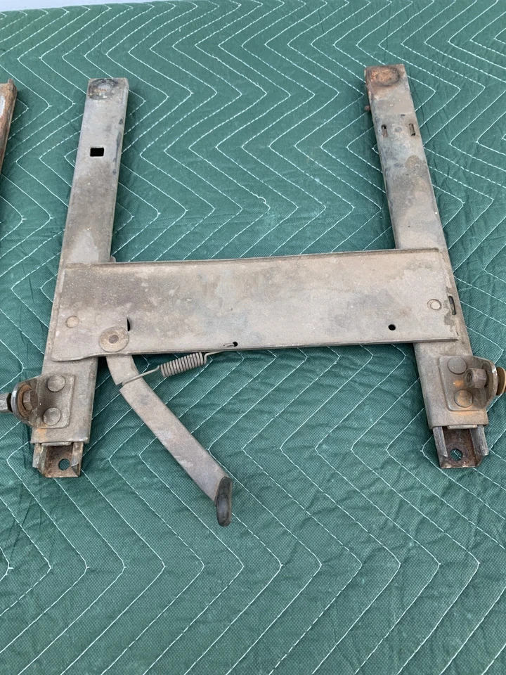 PAR DE ASIENTOS INTERIORES ORIGINALES TRIUMPH TR4A PISTAS DESLIZANTES CORREDOR 1965 1966 1967 Foto 2 de 4