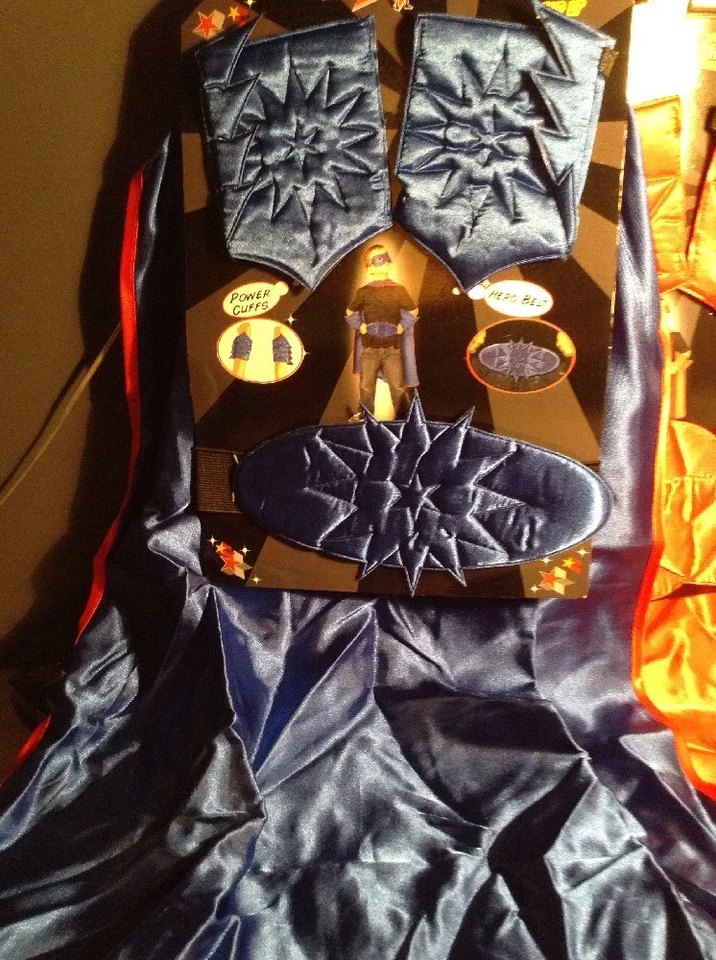 NUEVO~Superhéroe Vestir Puño Eléctrico/Capa/Cinturón Héroe Conjunto Disfraz Talla Única Edades 3+ Foto 4 de 4