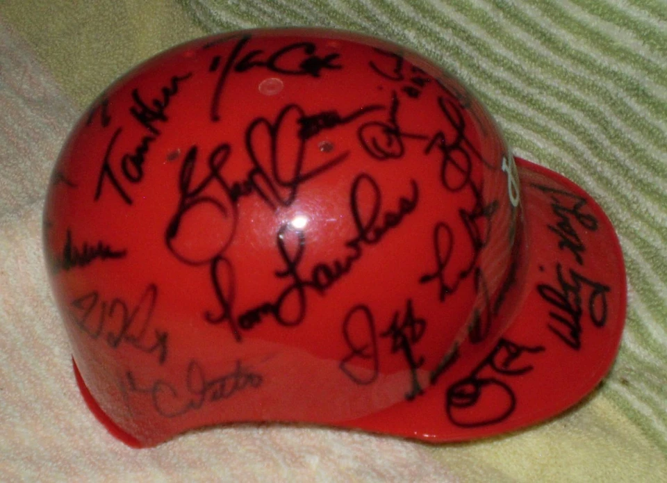 Mini casco de bateo de los Cardenales de San Luis firmado por 22 Cardenales Foto 4 de 4