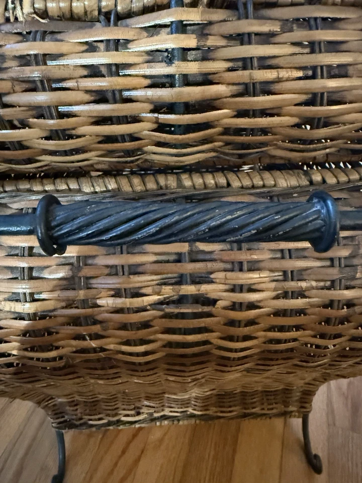 Baúl de almacenamiento vintage de mimbre y hierro forjado negro 20”H x 20” W x 12 D LEER Foto 4 de 4