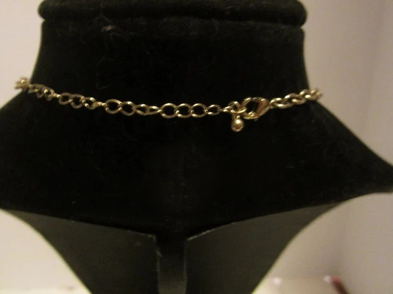 Moda* Collar babero en cadena en tono dorado Foto 2 de 3