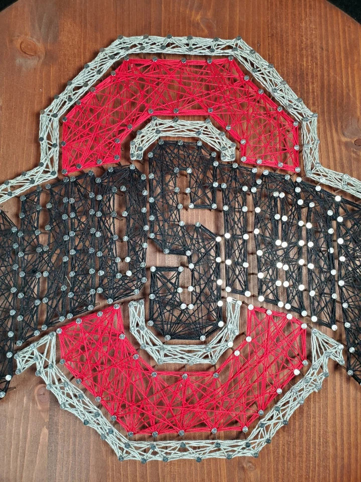 Ohio State Buckeyes Cuerda Arte Bloque O Logo Rojo Negro Blanco Sobre Madera Círculo LEER Foto 2 de 4