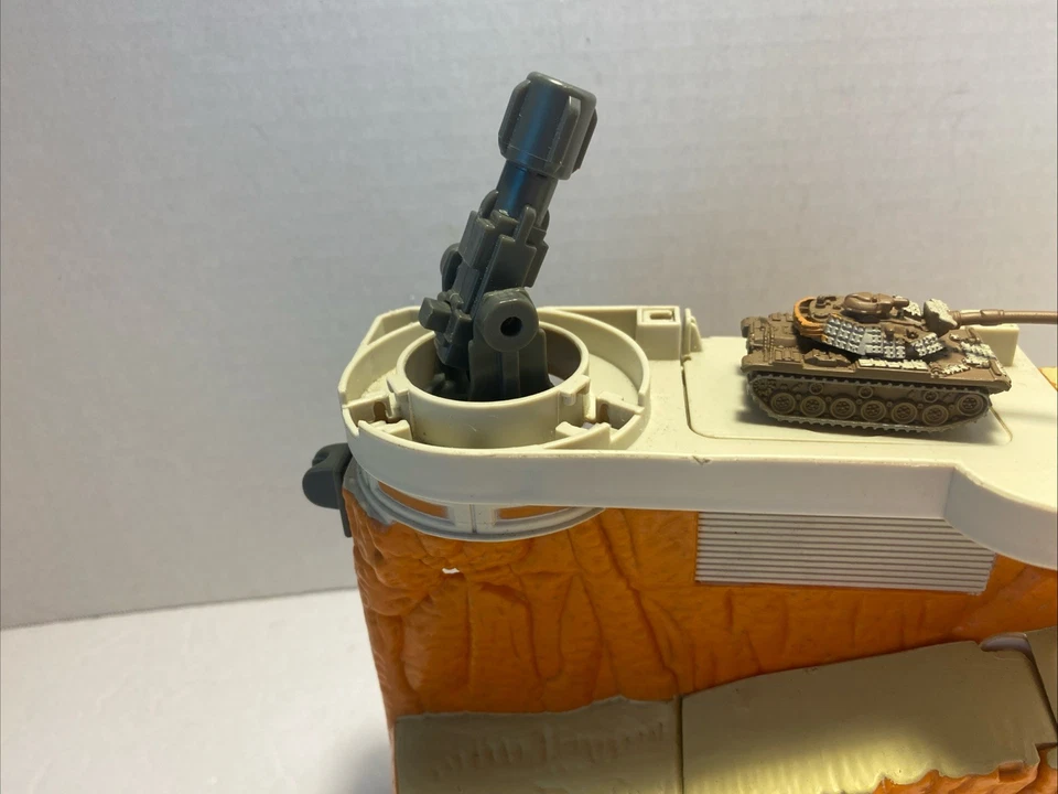 Игровой набор Micro Machines Military Eagle Peak Arsenal Battle Zones с незавершенным танком - Изображение 3 из 4