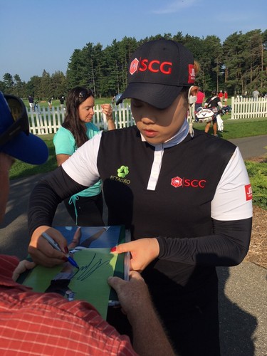 Ariya Jutanugarn  SIGNED AUTOGRAPH LPGA WOMENS GOLF 8X10 PHOTO PROOF #4 - Bild 2 von 2