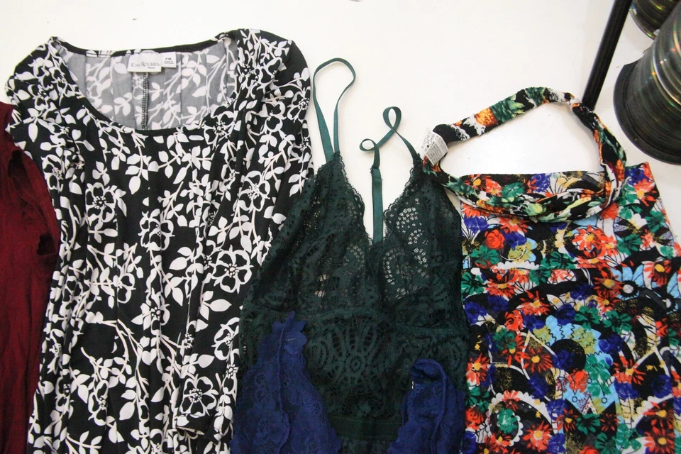 Lot of 4 Dresses 1 Skirt 2 Lingerie Floral Solid Kim Rogers Karen Scott Agnes O6 - Image 2 of 4