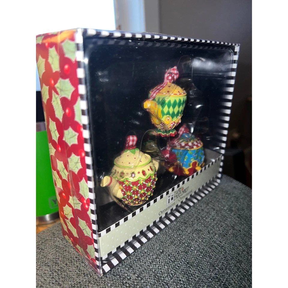 Juego de 3 adornos para tetera Mary Engelbreit decoración festiva navideña Foto 3 de 4