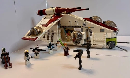LEGO Star Wars: Republic Gunship (75021)- Used, complete with EXTRA MINIFIGS!