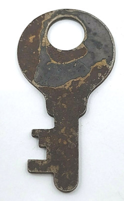 Vintage Key Flat Appx 1.5'' Skeleton Patina Round Bow Padlocks Cabinet *RUSTY*