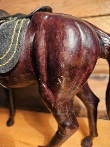 Caballo de ojos de vidrio marrón oscuro de pie papel maché de pie - Imagen 8 de 10