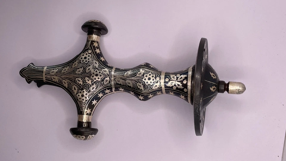 Indo persa. Empuñadura de espada Rajput trabajada Kofthgiri plateada acero sólido peso pesado Foto 3 de 4