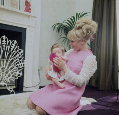 English actress Julia Foster with her infant daughter Emily-Jane 1968 OLD PHOTO