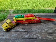 VTG Wyandotte Trucking Pressed Steel Auto Transport Car-a-van Carrier & 2 Cars