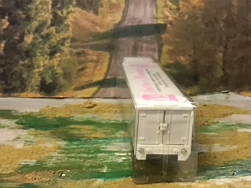 Majorette - Sutton's Removals 1993 Calendar Volvo Truck Boxed 1/100 - Image 3 of 4