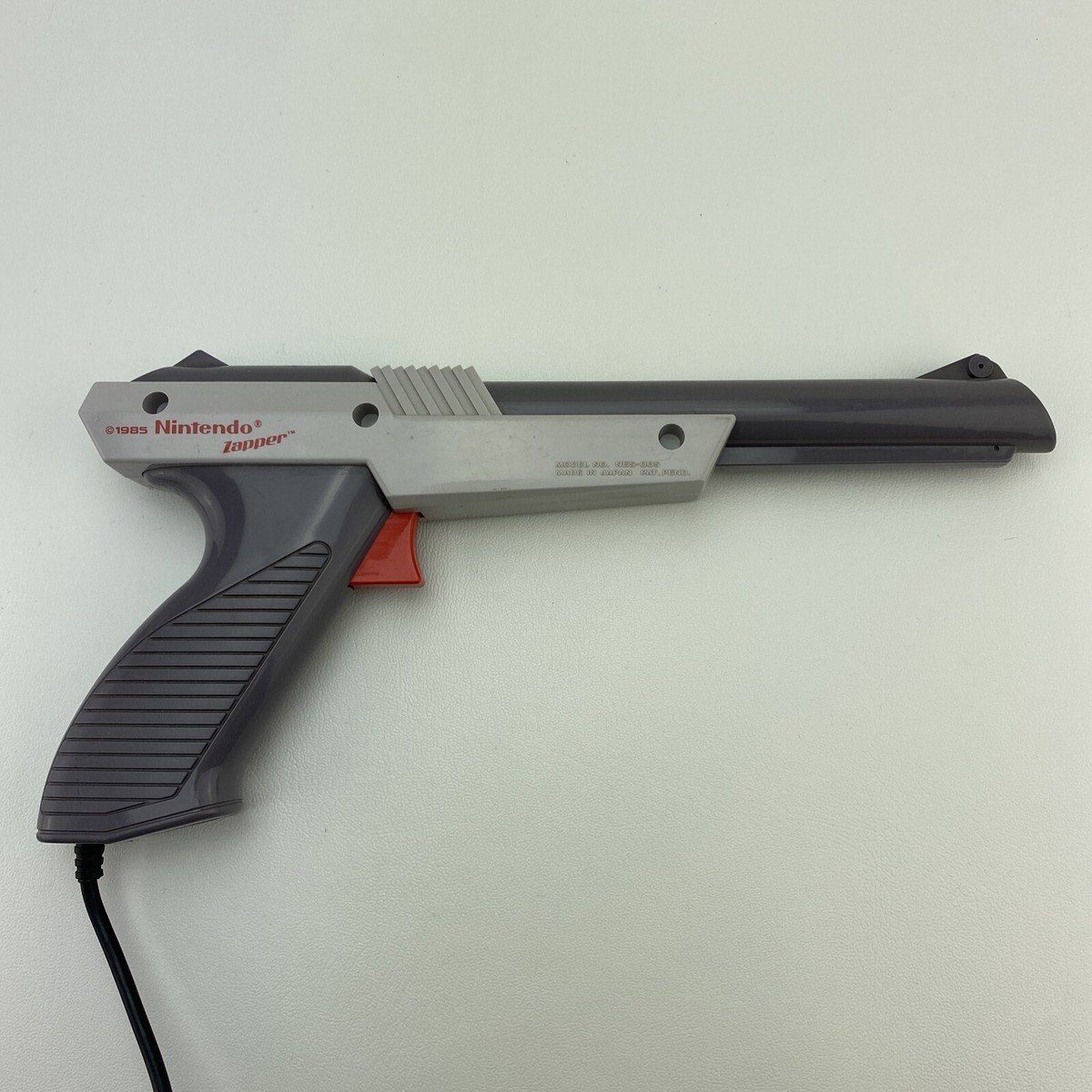 海外限定 '1985 NES Zapper Nintendo Vintage 1985 Nintendo NES ZAPPER LIGHT GUN For Duck Hunt