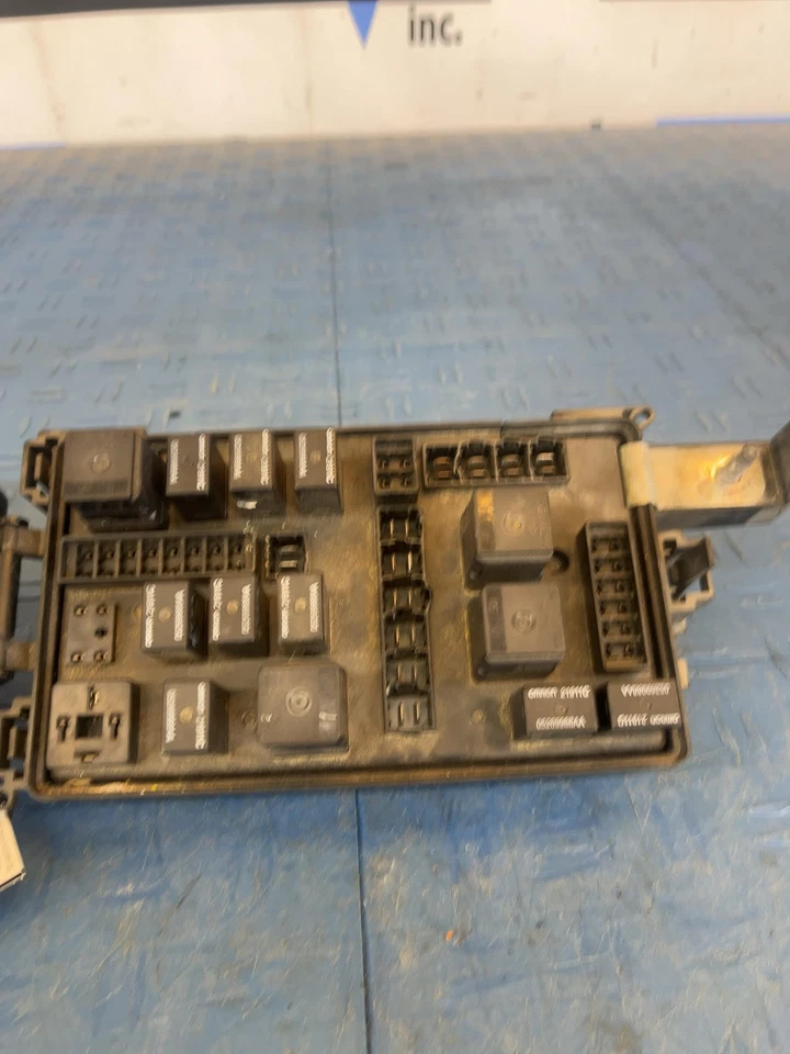 06 07 Caja de fusibles del motor Dodge Magnum (compartimiento del motor) Oe# 04692233ad Foto 3 de 4