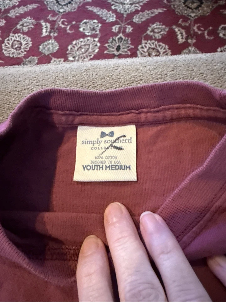 Camiseta Simply Southern Butterfly Burgundy L/S Youth Média (AH) - Imagem 4 de 4