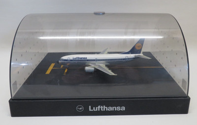 Lufthansa Boeing 737 D-ABXB Passau City 1:200 in Startbahn Box