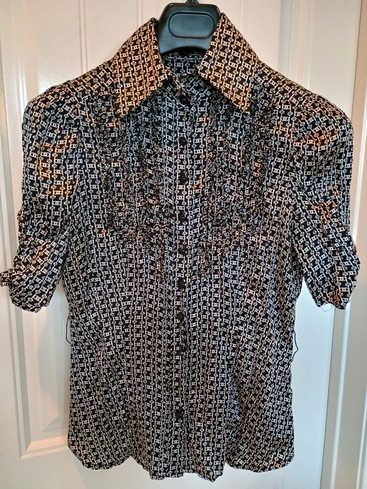 Top Bebe Seda Botón Adornado Manga Mediana Volantes Negro Sofisticado Preppy Foto 2 de 4