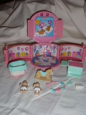  TOY BIZ COMPACT NURSERY PLAYSET 9CM HIGH 1999 WITH DOLLS & OTHER ITEMS