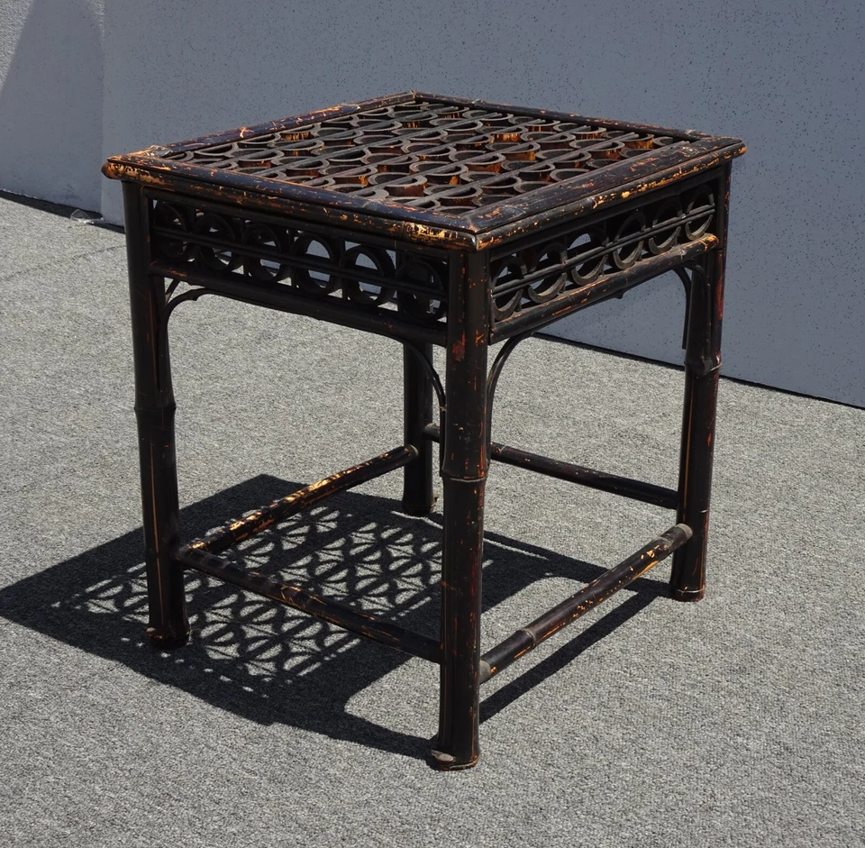 Mesa auxiliar vintage de bambú negro con círculos sin vidrio Foto 3 de 4