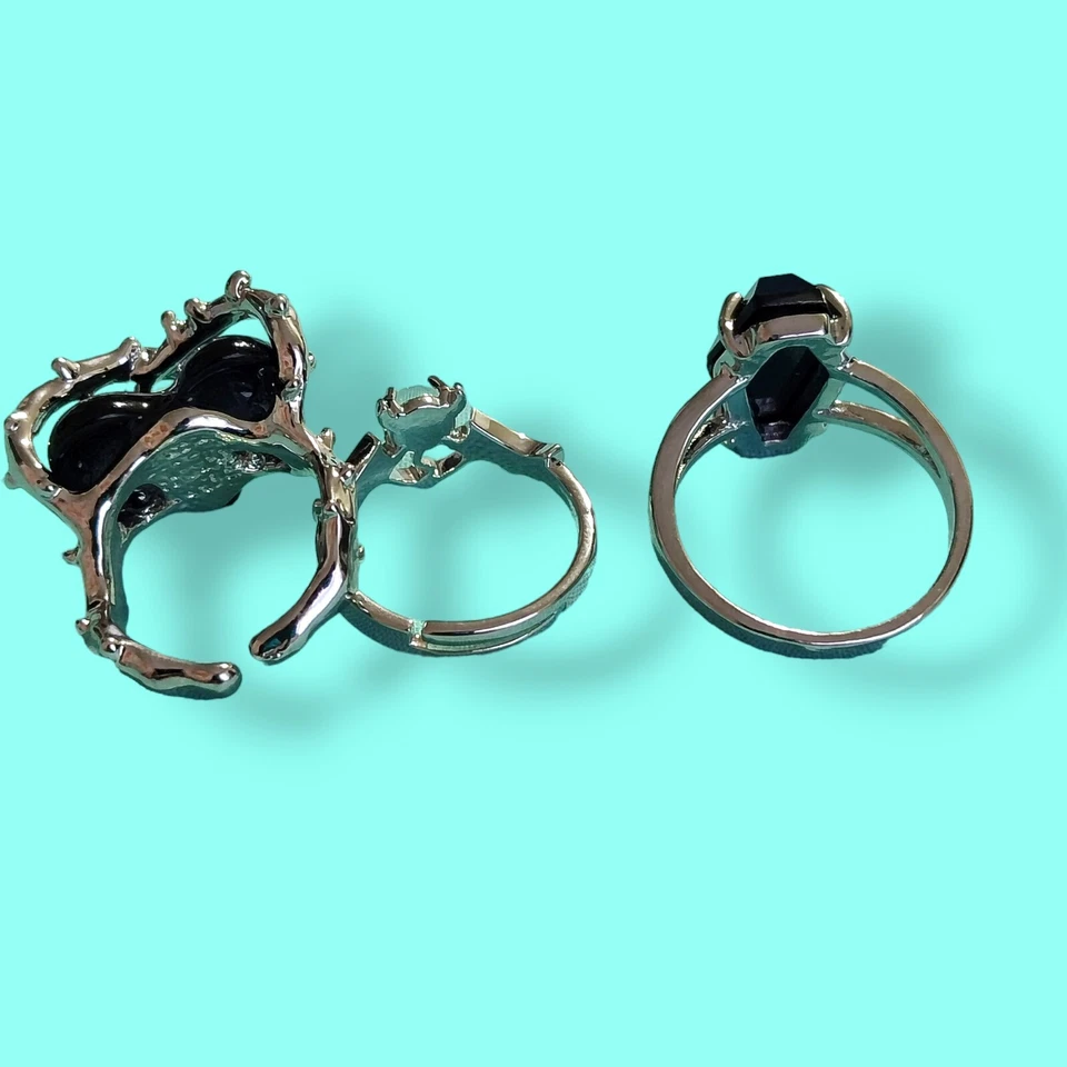 Juego de 3 anillos de acento negro roca gótica tono plata ataúd murciélago alambre de púas corazón Foto 3 de 4