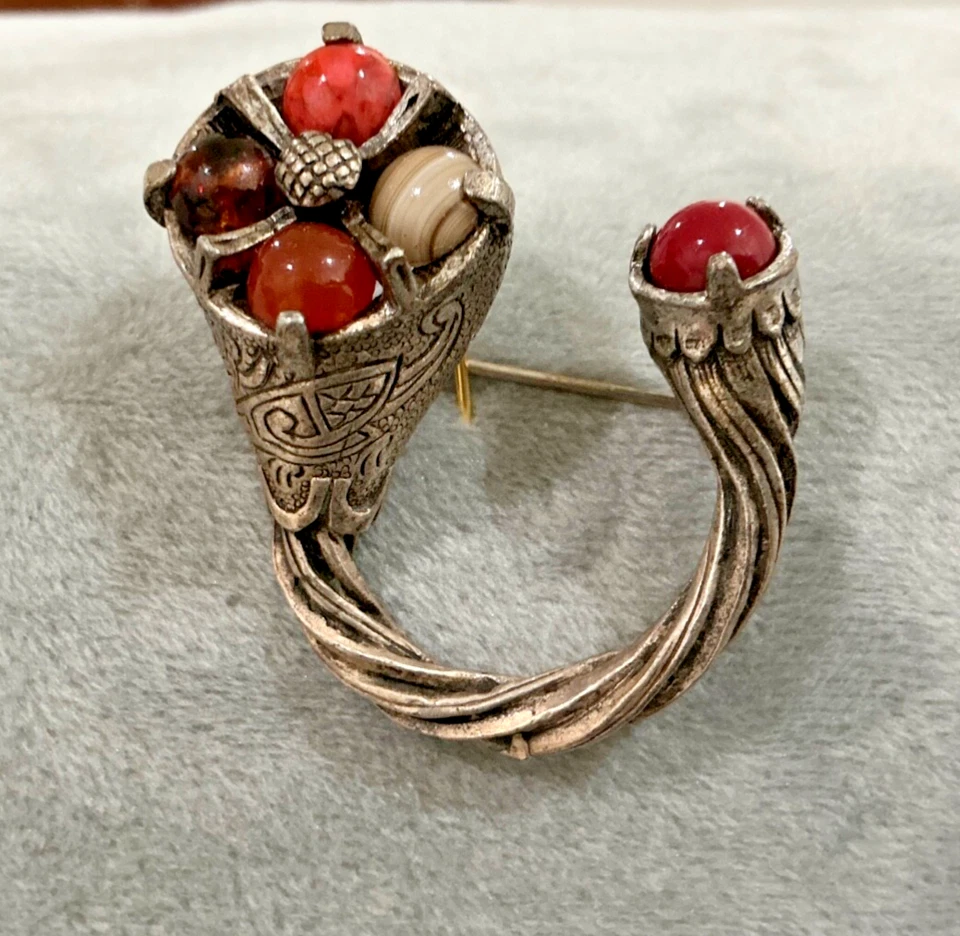 Broche Cuerno de colección de Milagro, piedras semipreciosas, peltre Foto 3 de 4