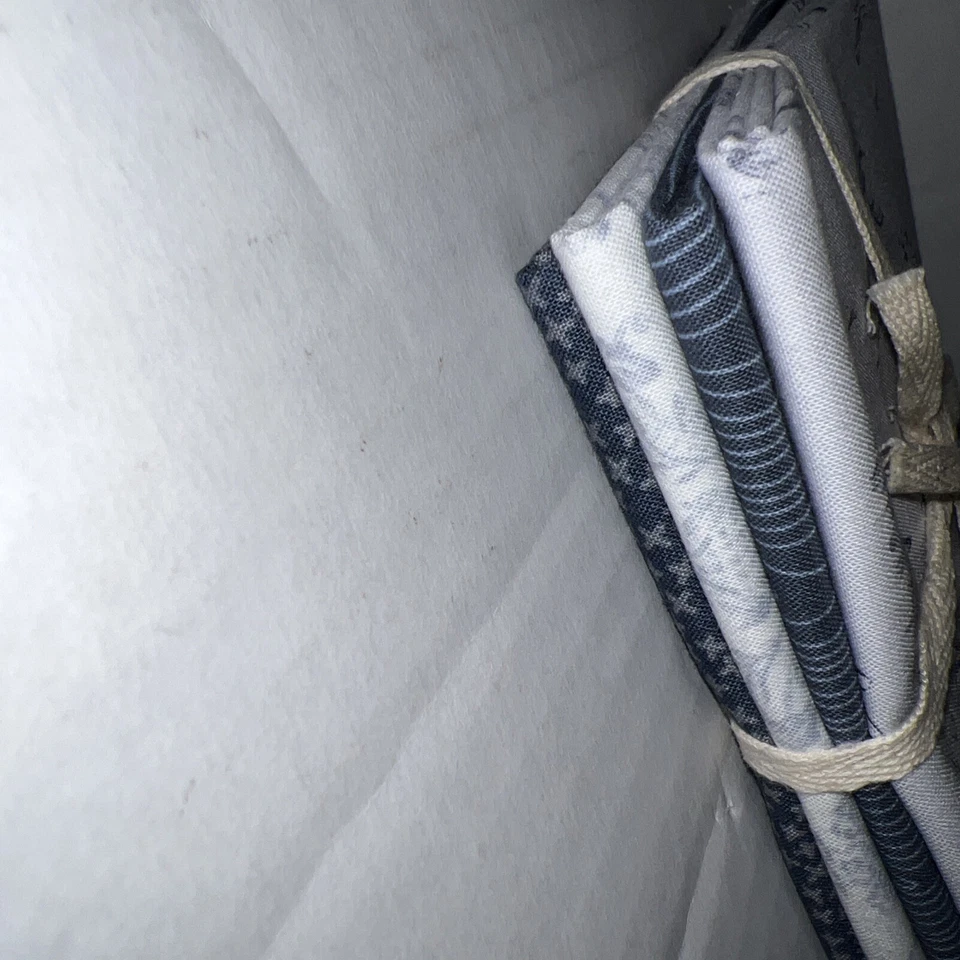 Paquete de cuatro cuartos de grasa azules Buck ciervo setas diseño madera tela damasco Foto 3 de 4