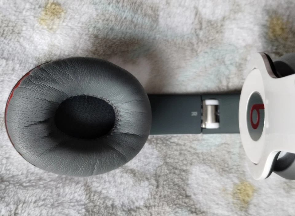 Beats by Dr. Dre Solo HG Wired Headphones w/ 3.5mm Jack Cord & Case ~ White - Image 4 of 4